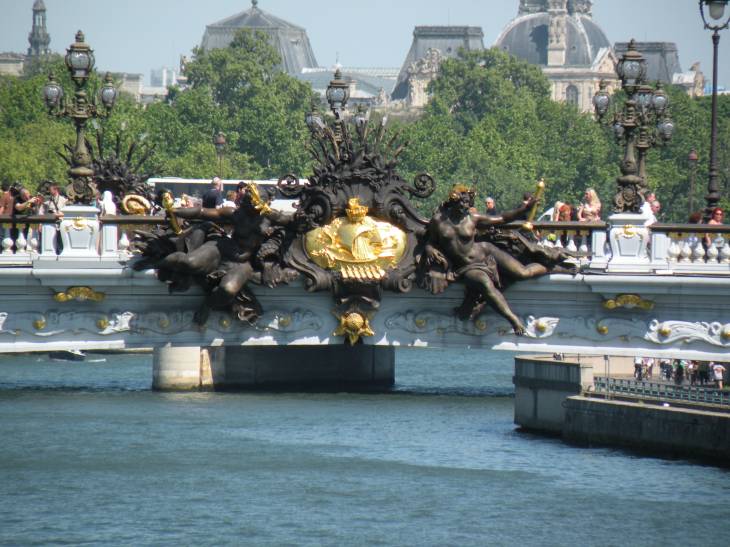  groupe sculpté sur le bord du Pont Alexandre 3